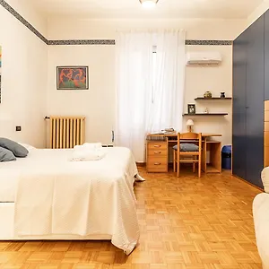  Appartamento Spacious With Kitchenette, Near Piazza Maggiore Italia